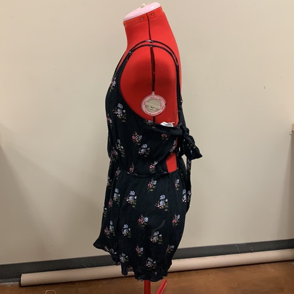 American Eagle ladies shorts romper - Picture 4 of 8